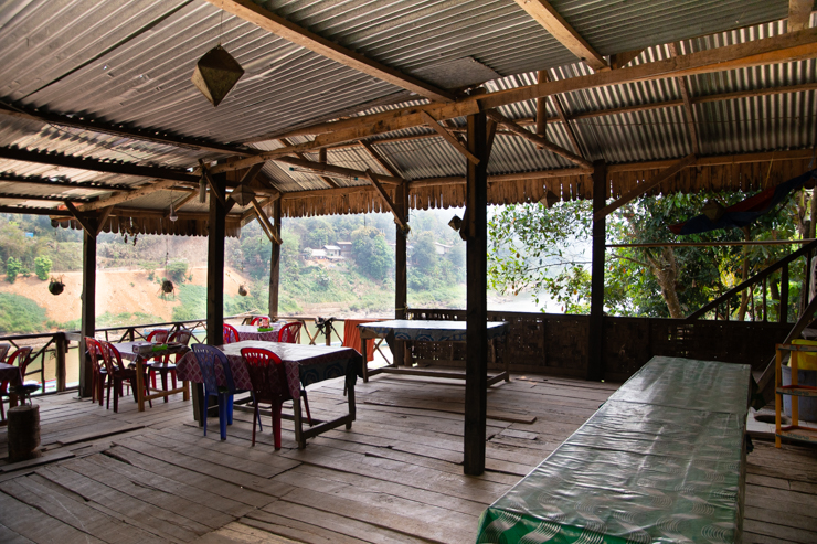 Terraza del hostal/bar/restaurante Nam Ou