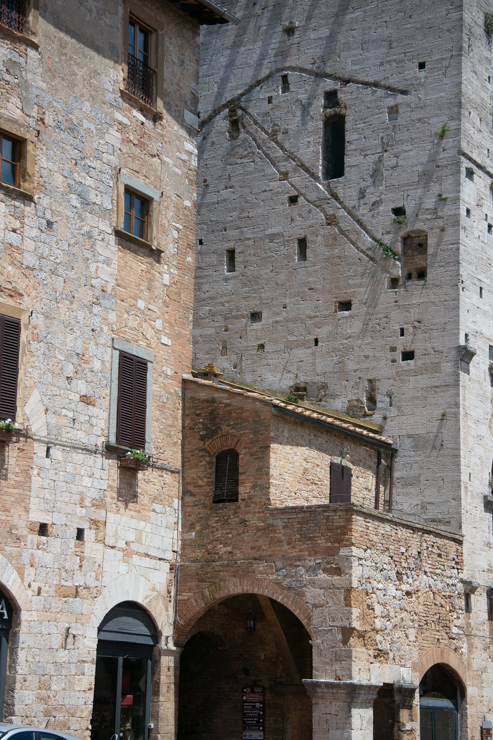 Se puede ver el paso del tiempo en las cicatrices de esta torre. Por lo menos 4 casas han sido sus vecinas