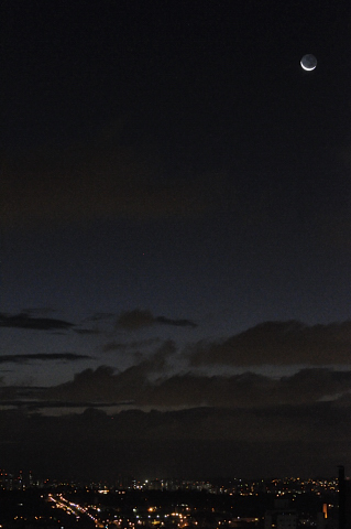 A lua paulista, vista desde un apto que sobrevivió a mi estadía :)