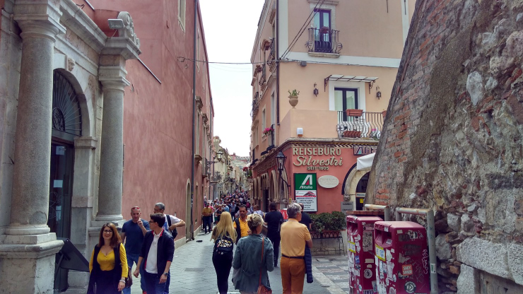 Calles de Taormina inundadas de turistas