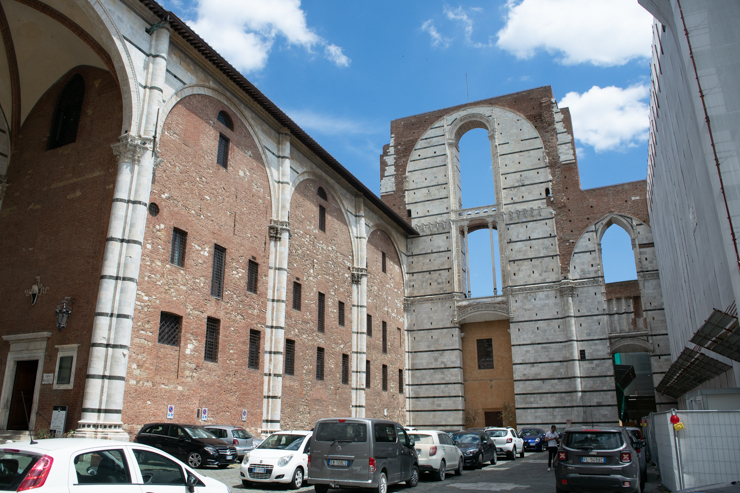 Il Duomo debía ser ampliado pero la peste negra paró la obra. Ahora en un parquederon con paredes en el exterior que debían estar en el interior de una catedrál que nunca se acabó.