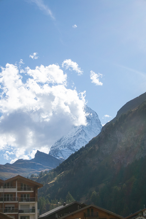 El Matterhorn escondido a medias por las nubes